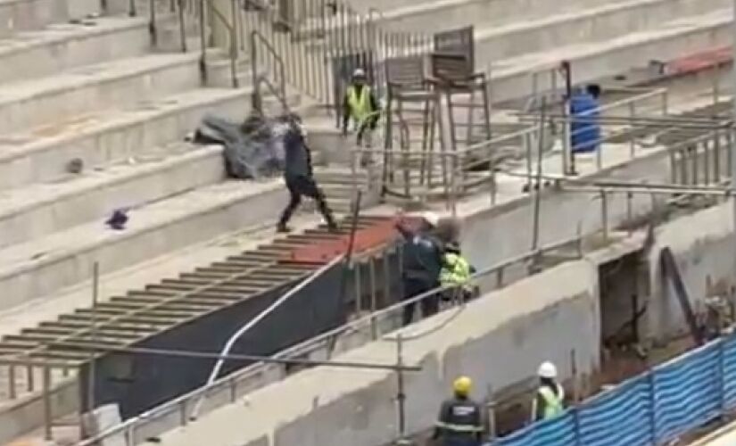 Momento da briga entre operários do complexo do Pacaembu