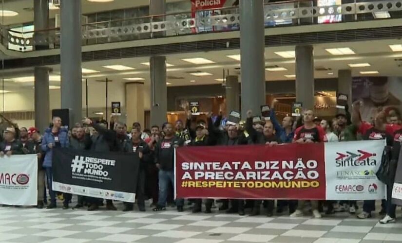 Motoristas dos ônibus internos do aeroporto de Congonhas entraram em greve e protestam contra a troca da empresa responsável pela prestação do serviço