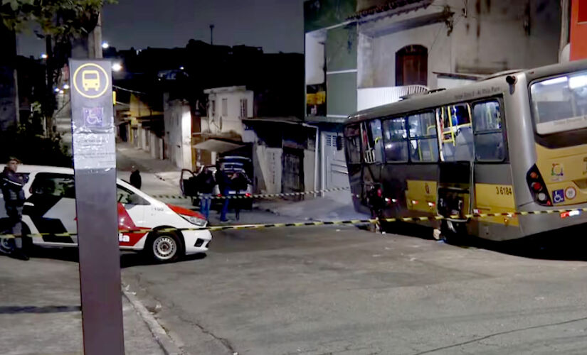 Após ser atingido e ferido pelo disparo, o condutor perdeu o controle do veículo e bateu o coletivo em duas casas da Rua Visconde Aljezur, no Itaim Paulista