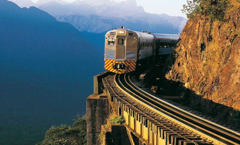 Passeio de trem permite unir a experiência de viajar em vagões históricos, enquanto se aprecia paisagens de tirar o fôlego. Na foto, o trem da serra do mar paranaense