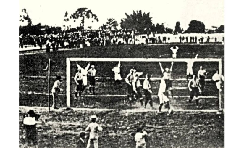 Momento histórico do futebol brasileiro e paulista. No campo do Velódromo, Paulistano e SPAC decidem campeonato paulista de 1902. No final, o SPAC venceu por 2 a1.