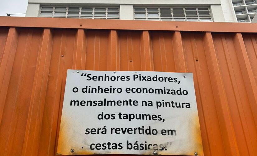 Placa para tentar evitar pichações em uma obra de Pinheiros, na zona oeste de São Paulo