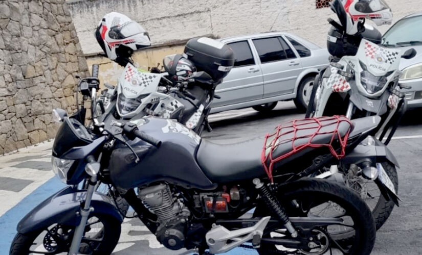 PM prende trio em motocicleta roubada em Taboão da Serra