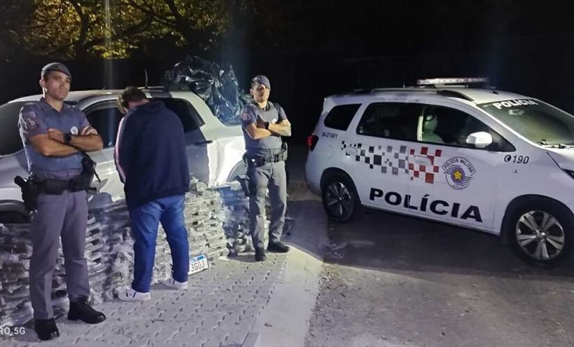 PM apreende um carro e 400 kg de drogas após perseguição em SP