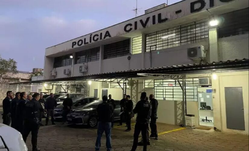 Os policiais foram recebidos pelo homem com as mãos ensanguentadas