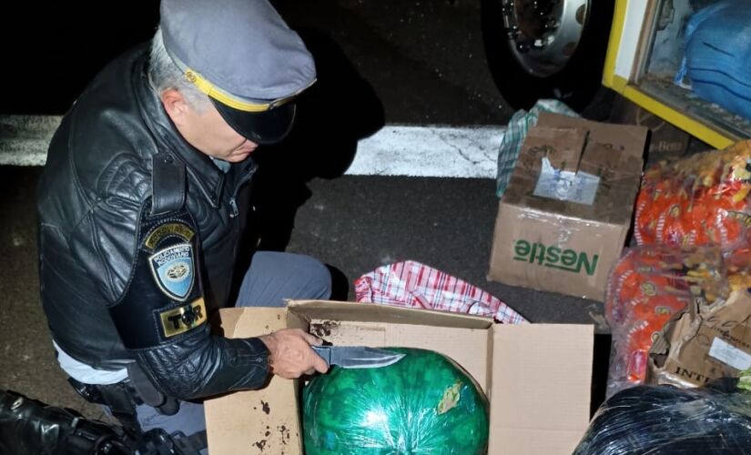 Agentes da Polícia Rodoviária durante a apreensão