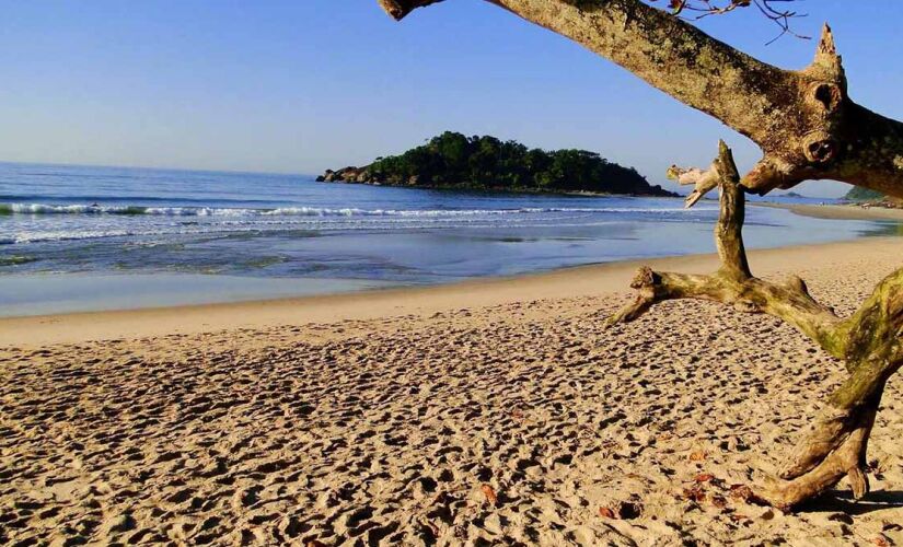 Guarujá abriga praias menos conhecidas para relaxar e ter privacidade, como a Praia Branca (foto)