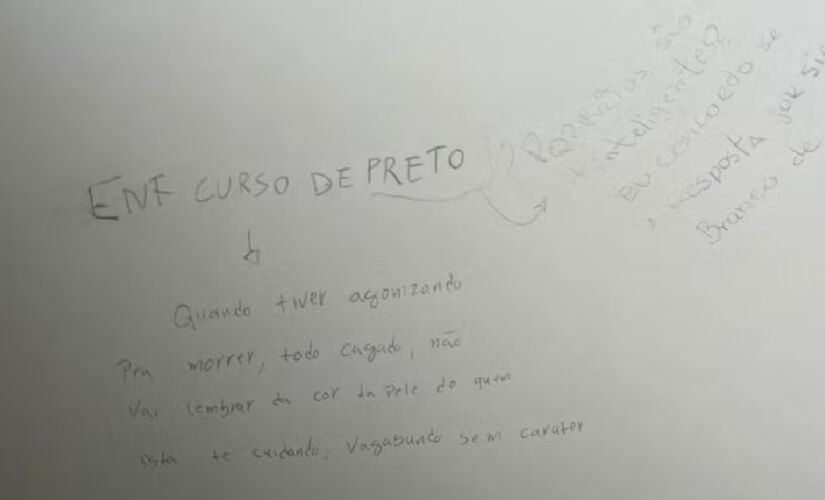 Banheiro de universidade aparece com comentário racista no interior de SP