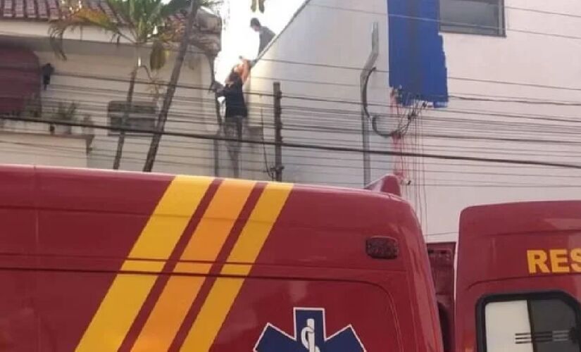 Homem sofreu o acidente enquanto trabalhava em um barracão de aproximadamente 10 metros de altura