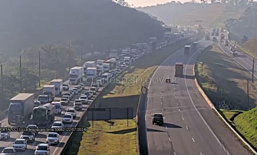 Trânsito congestionado no rodoanel por conta de obras de implantação de faixa