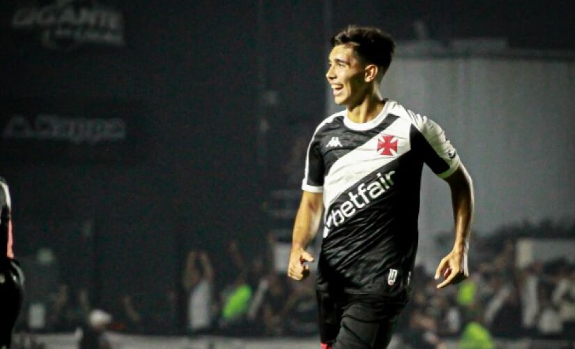 Lucas Piton, lateral revelado pelo Corinthians, marcou o primeiro gol do Vasco no jogo. Sforza, com um golaço de falta, fechou o placar