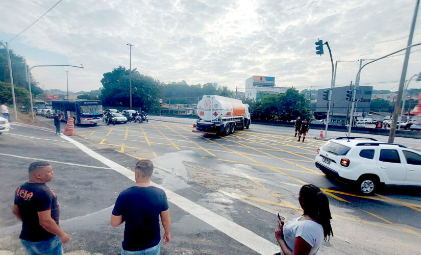 2&ordm; semáforo da av. Aprígio Bezerra inicia operação em Taboão da Serra, na Grande São Paulo 