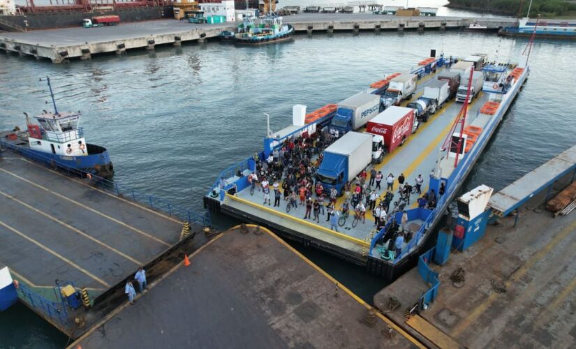 Usuários ficam longas horas para utilizar a balsa de Ilhabela, no litoral de SP