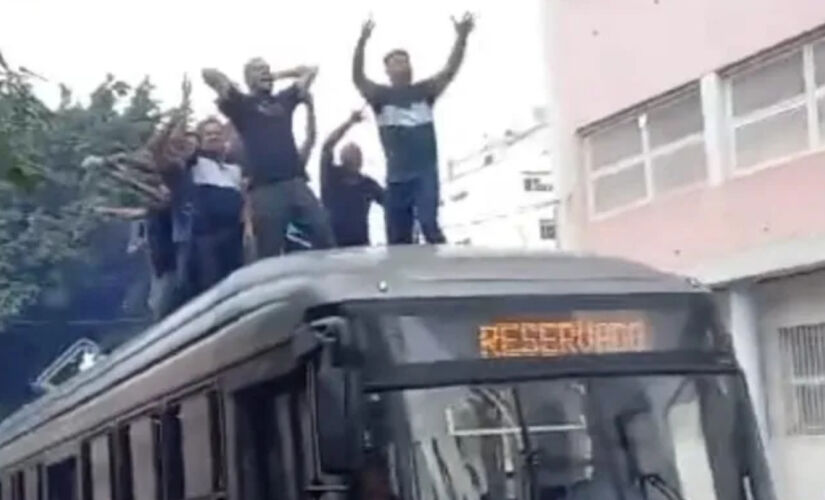 Pessoas fazem algazarra em cima do ônibus Viação Grajaú