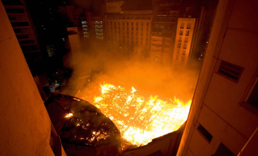 Incêndio destruiu grande parte do teatro, em 2008