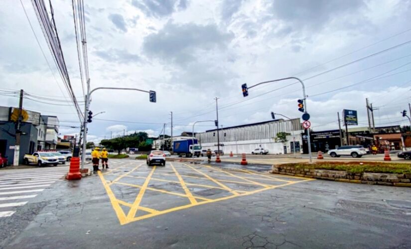 Complexo semafórico que interliga o Pq. Pinheiros ao Laguna em Taboão da Serra, na Grande São Paulo