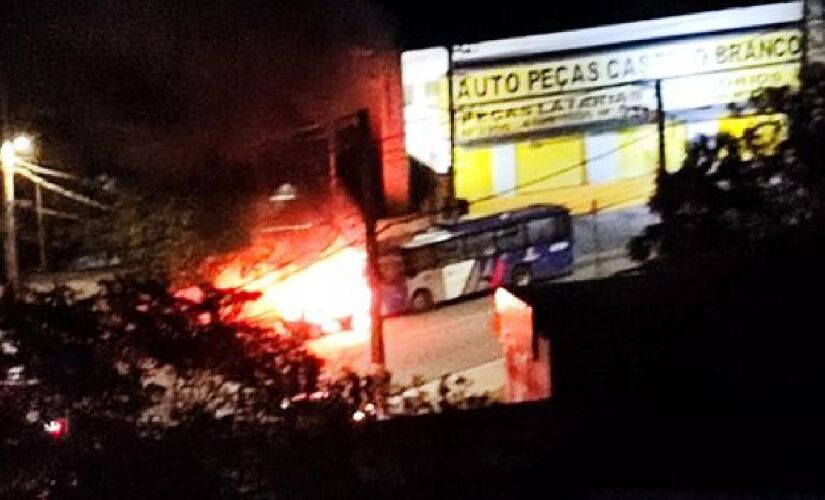 Carro e ônibus ficaram destruídos após incêndio