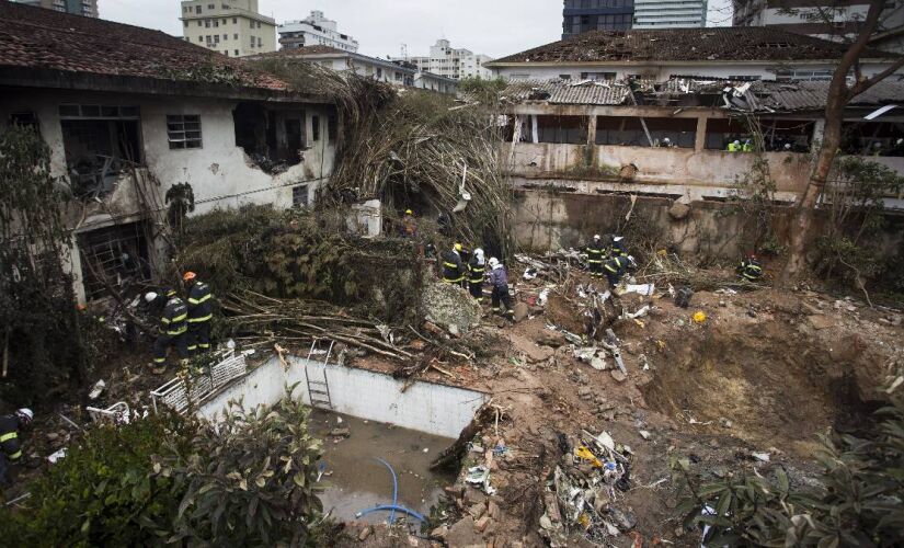 Eduardo Campos morreu após queda de avião no litoral de SP