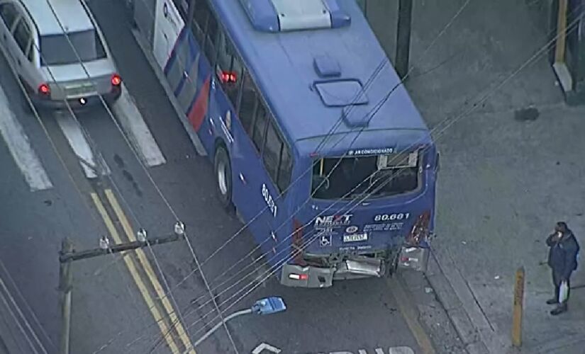 ônibus estava parado no ponto de embarque e desembarque quando sofreu a colisão na traseira