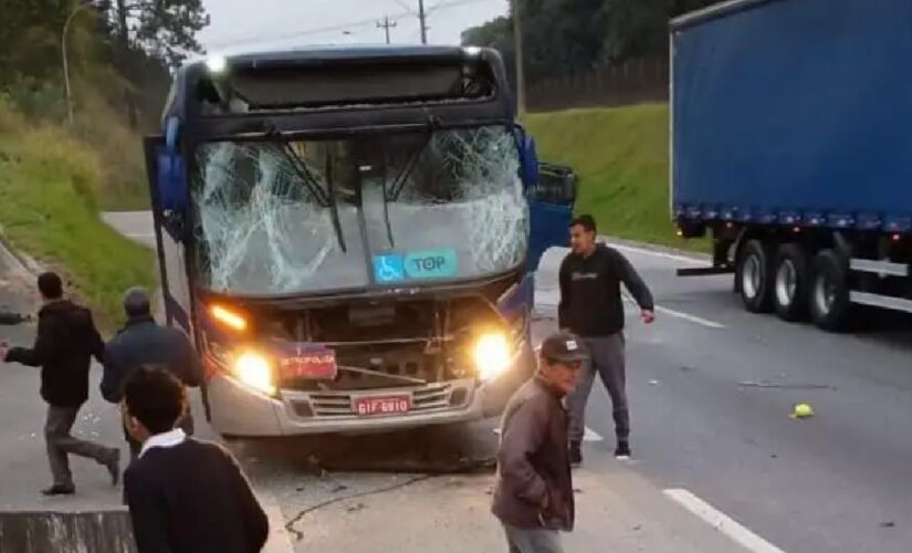 Coletivos foram atingidos na traseira pelo caminhão