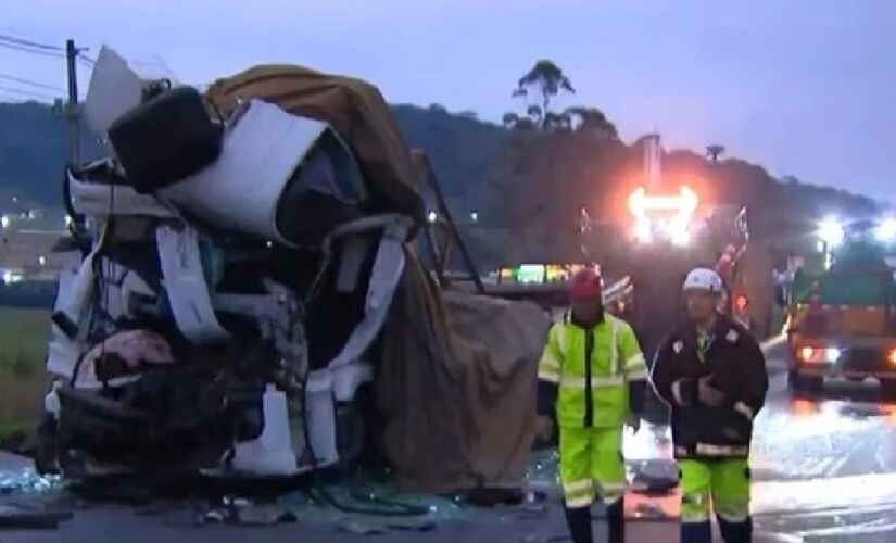 Motorista ficou preso nas ferragens e morreu no local