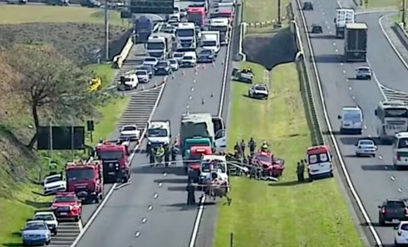 As cinco pessoas estavam no carro que foi atingido na traseira por um caminhão