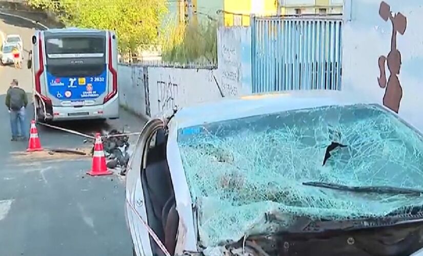 Carro ficou completamente destruído após a batida