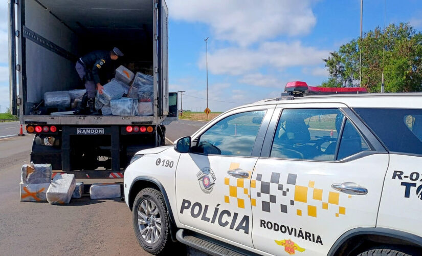 No último sábado (10/8) a Polícia Militar Rodoviária prendeu dois homens, de 25 e 30 anos, após serem flagrados transportando cerca de duas toneladas de maconha