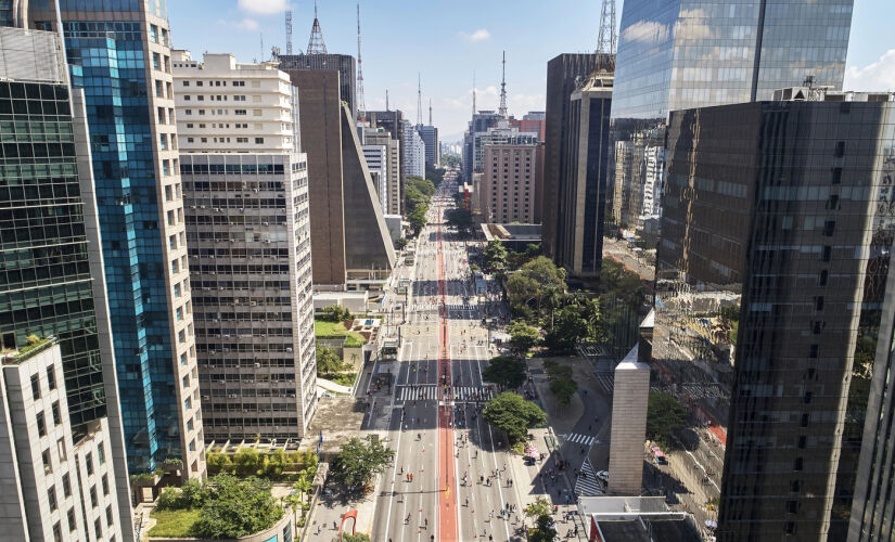 A avenida Paulista é conhecida por seus arranha-céus, museus, centros culturais e cena artística