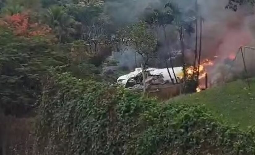 Avião caiu na tarde desta sexta-feira (9/8) no bairro Capela, em Vinhedo, há cerca de 460 quilômetros da Capital