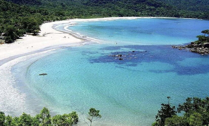 Praia dos Castelhanos é famosa por seu formato de coração, visível principalmente a partir de uma vista aérea ou do mirante local.