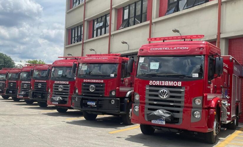 Bombeiros precisaram ajudar um dos motoristas a sair do carro, porque ele ficou com a perna presa