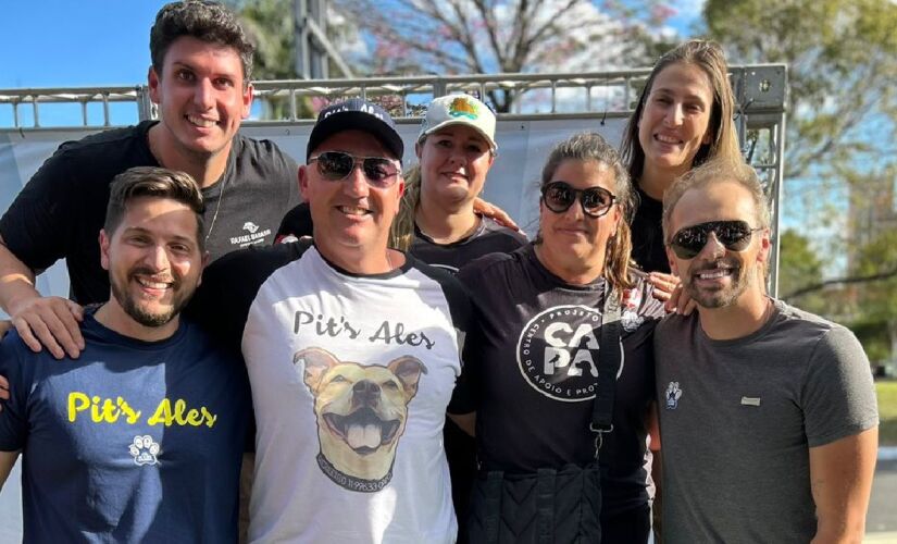 Rafael Saraiva (primeiro acima) e representantes da causa animal voltaram à praça da Cobasi