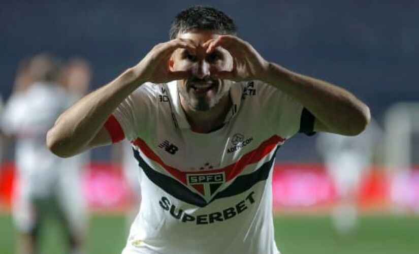 Calleri comemorando um dos gols da partida