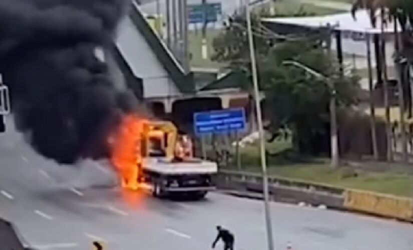 Caminhão pega fogo na altura do km 21,5