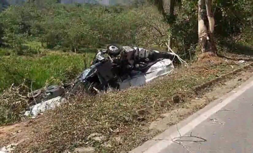 Caminhão que carregava combusível tombou e a rodovia continua interditada até a remoção total da carga