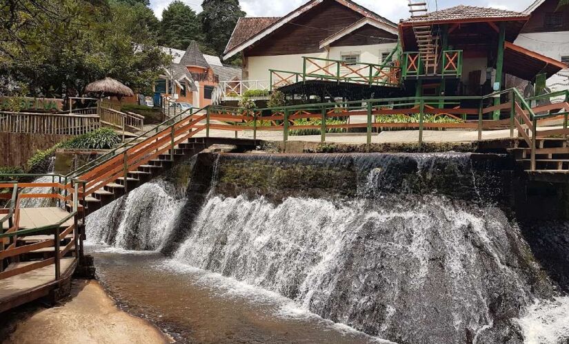 Uma das atrações mais conhecidas do local, o lugar tem águas cristalinas e acesso seguro por meio de plataformas de madeira que contornam as quedas d'água