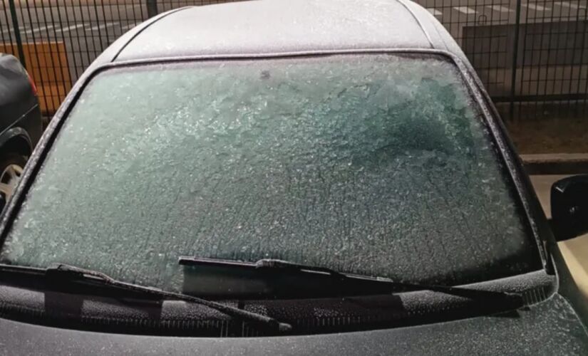 Carros amanheceram cobertos de gelo em Taboão da Serra