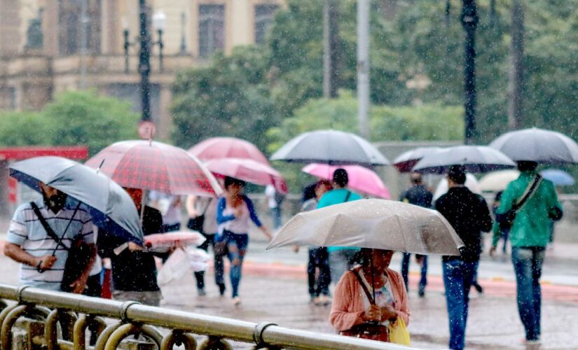 Sexta-feira com entrada de frente fria e manhã de chuva em SP