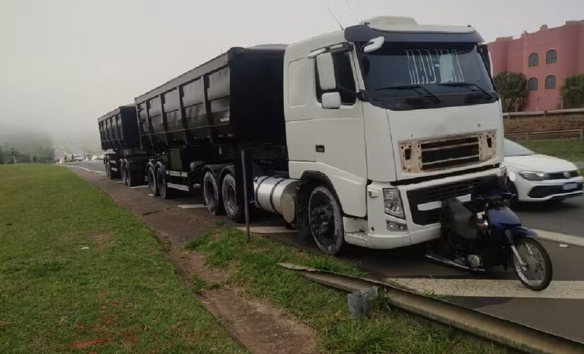 Motociclista morre após colisão com carreta