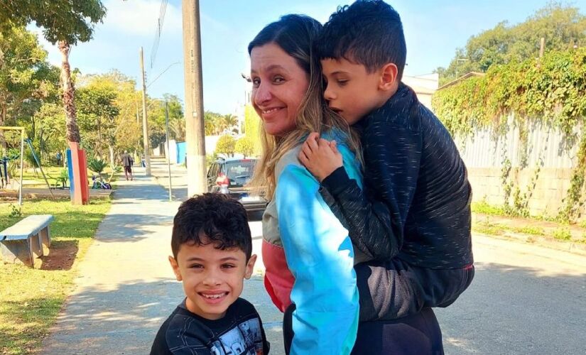 A mãe, Paula Kapritchkoff, com os filhos gêmeos; menino vai continuar na escola em Mogi das Cruzes