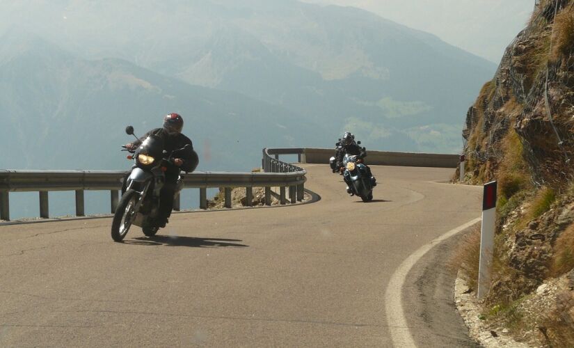 Antes de viajar de moto, planeje tudo com antecedência: roteiro, bagagem e uma revisão completa da moto.