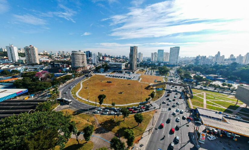 Esplanada do Paço Municipal, fica no centro e recebe shows e eventos de SBC