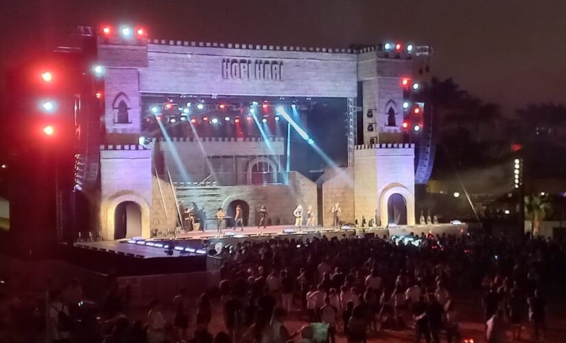 Grande palco temático onde a encenação de abertura e encerramento acontece todas as noites