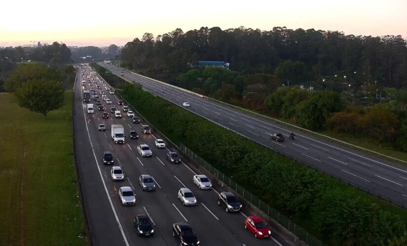 Na Rodovia dos Imigrantes o congestionamento ocorre no sentido São Paulo, do km 58 ao km 49