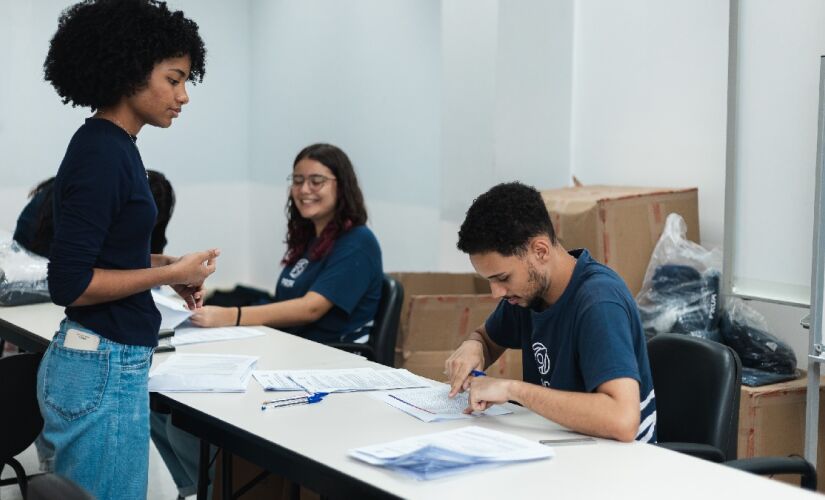 Jovens selecionados receberão notebook emprestado, uniforme, mochila, vale-transporte e todo suporte necessário para acompanhar as aulas