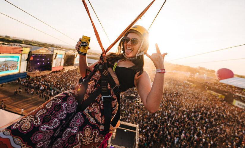 Joao rock tem tirolesa que permite sobrevoo pelo público do evento