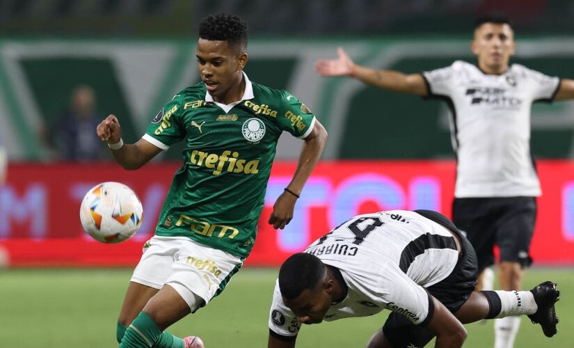 Jogador do Palmeiras Estêvão, disputa bola com o jogador do Botafogo