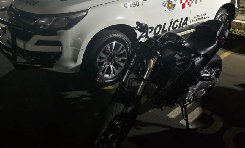 Motocicleta recuperada pela PM após abordagem no Grajaú