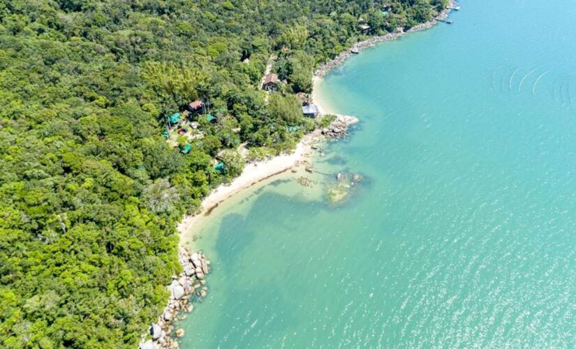 Praia de Pedras Altas em Santa Catarina conta com  mar tranquilo, sem ondas e é ideal para as crianças